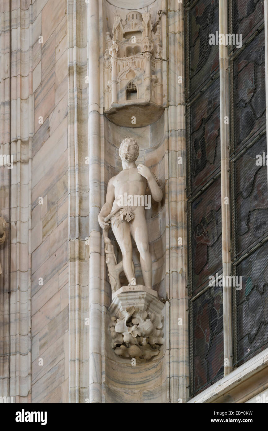 La scultura in marmo di Adam a nord la cappella del coro del duomo di Milano di Santa Maria Nascente, Milano, Lombardia, Italia Foto Stock