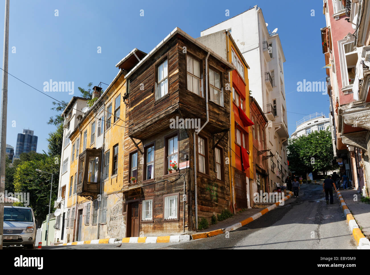 Vecchia casa in legno in Yeni Carsi Caddesi, Europa, Beyoğlu, Istanbul, parte europea, Provincia di Istanbul, Turchia, lato europeo Foto Stock