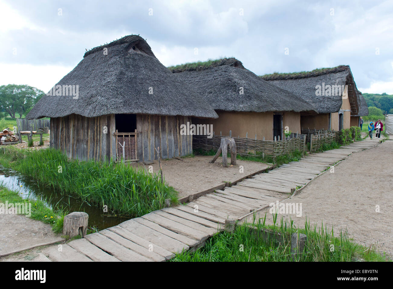 Vichingo ricostruito case con tetti di paglia, Hedeby Viking Museum, Busdorf, Schleswig-Holstein, Germania Foto Stock