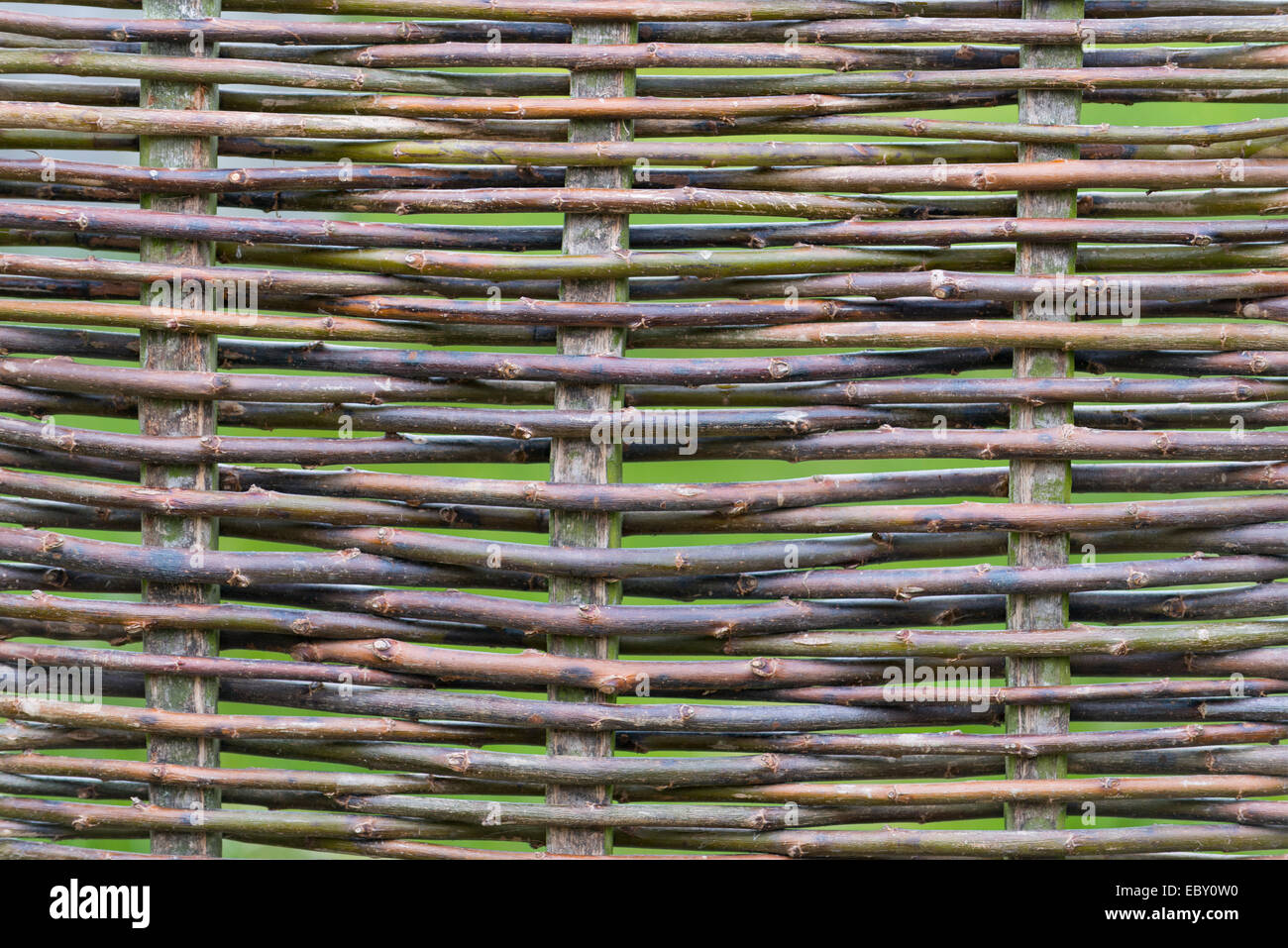 Tessuto di recinzione fatta da hazel aste, ricostruito insediamento vichingo, Hedeby Viking Museum, Busdorf, Schleswig-Holstein, Germania Foto Stock