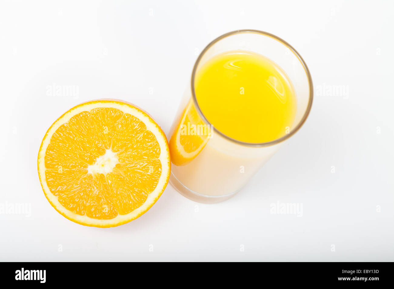 Bicchiere di succo di arancia e un'arancia a fette Foto Stock
