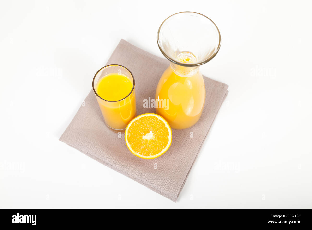 Succo di arancia, caraffa, fette di arancia Foto Stock