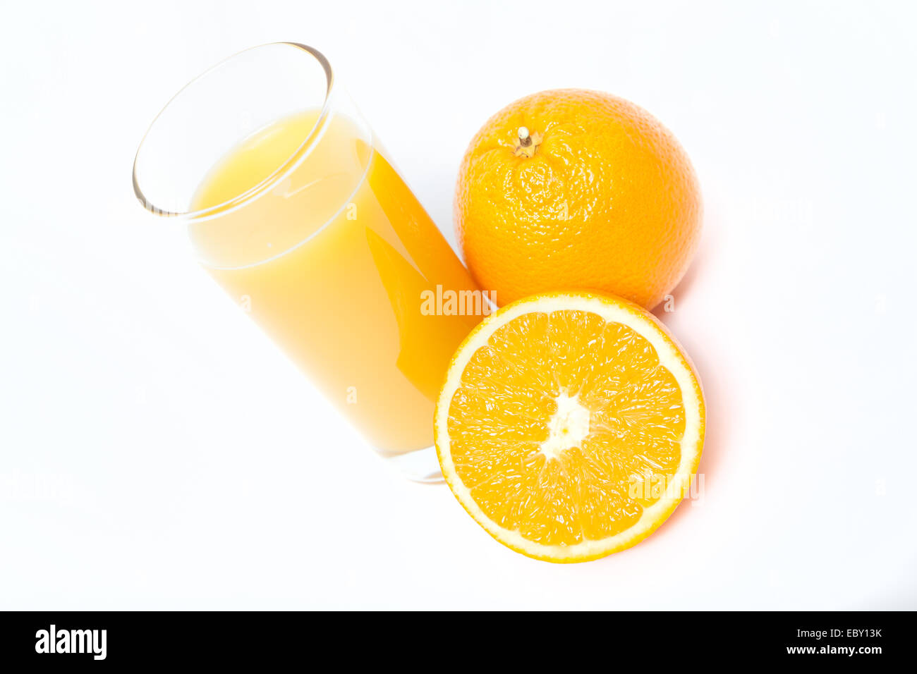 Succo di arancia su sfondo bianco Foto Stock