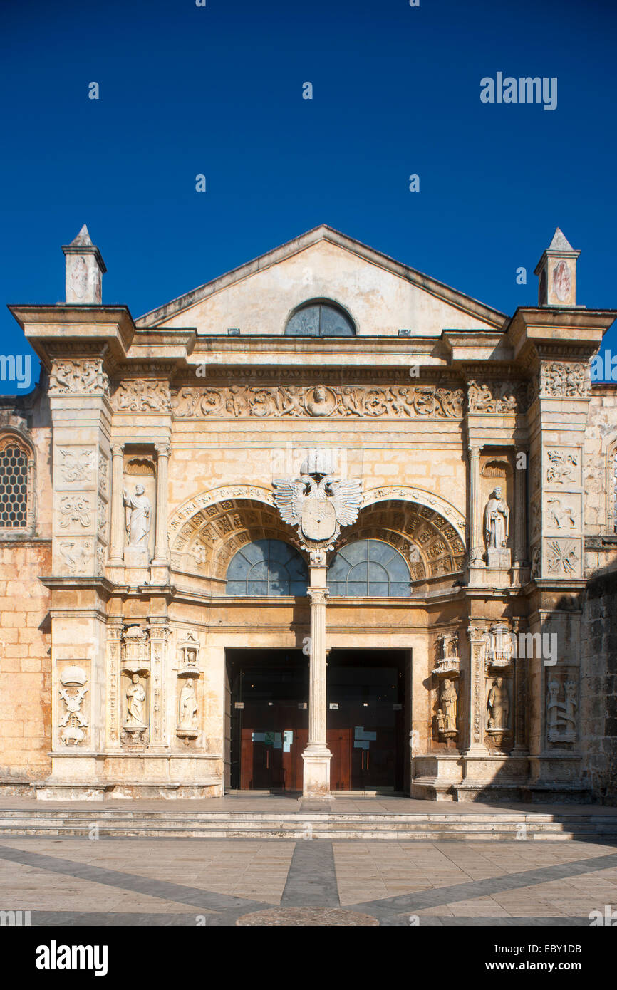 Dominikanische Republik, Santo Domingo, Zona Colonial, Parque Colon, Westfassade der Basilica menor de la Vergine de la Anunciaci Foto Stock