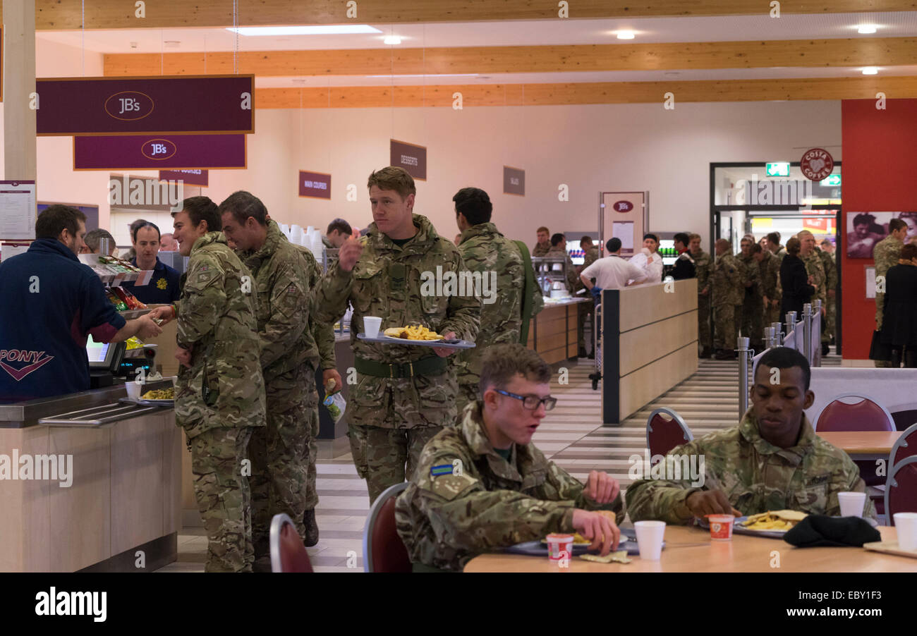 Soldati a pranzo in Athlone Barrack del ristorante JB's in Paderborn-Sennelager Foto Stock