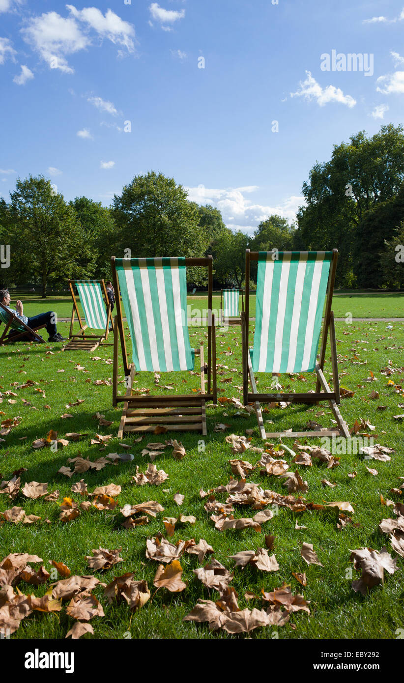 St James Park London al sole con sedie a sdraio fuori Foto Stock