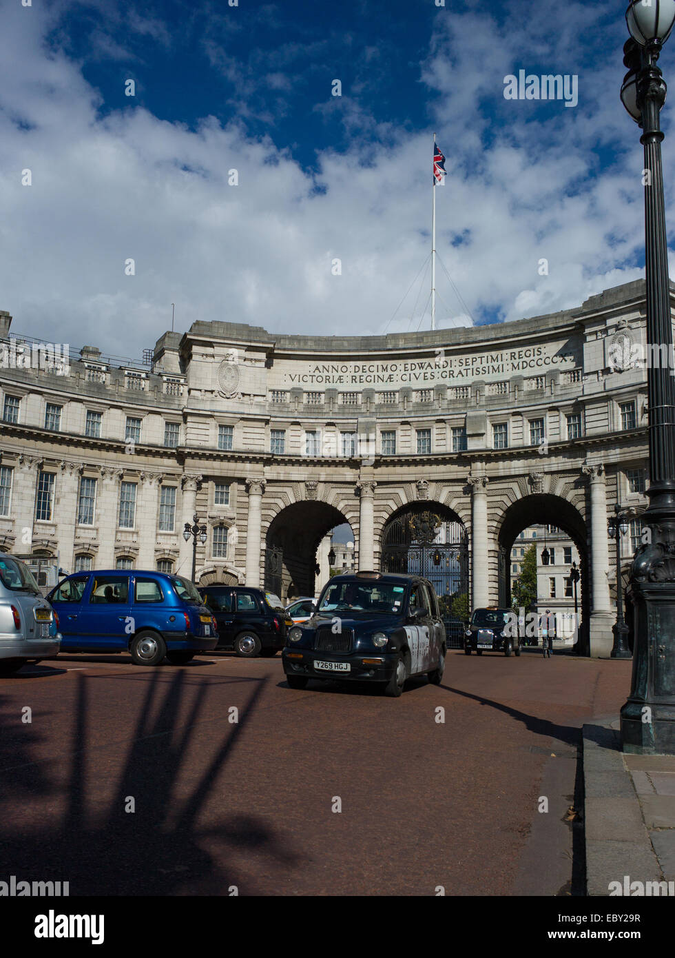 Admiralty Arch London Mall con taxi passando attraverso Foto Stock