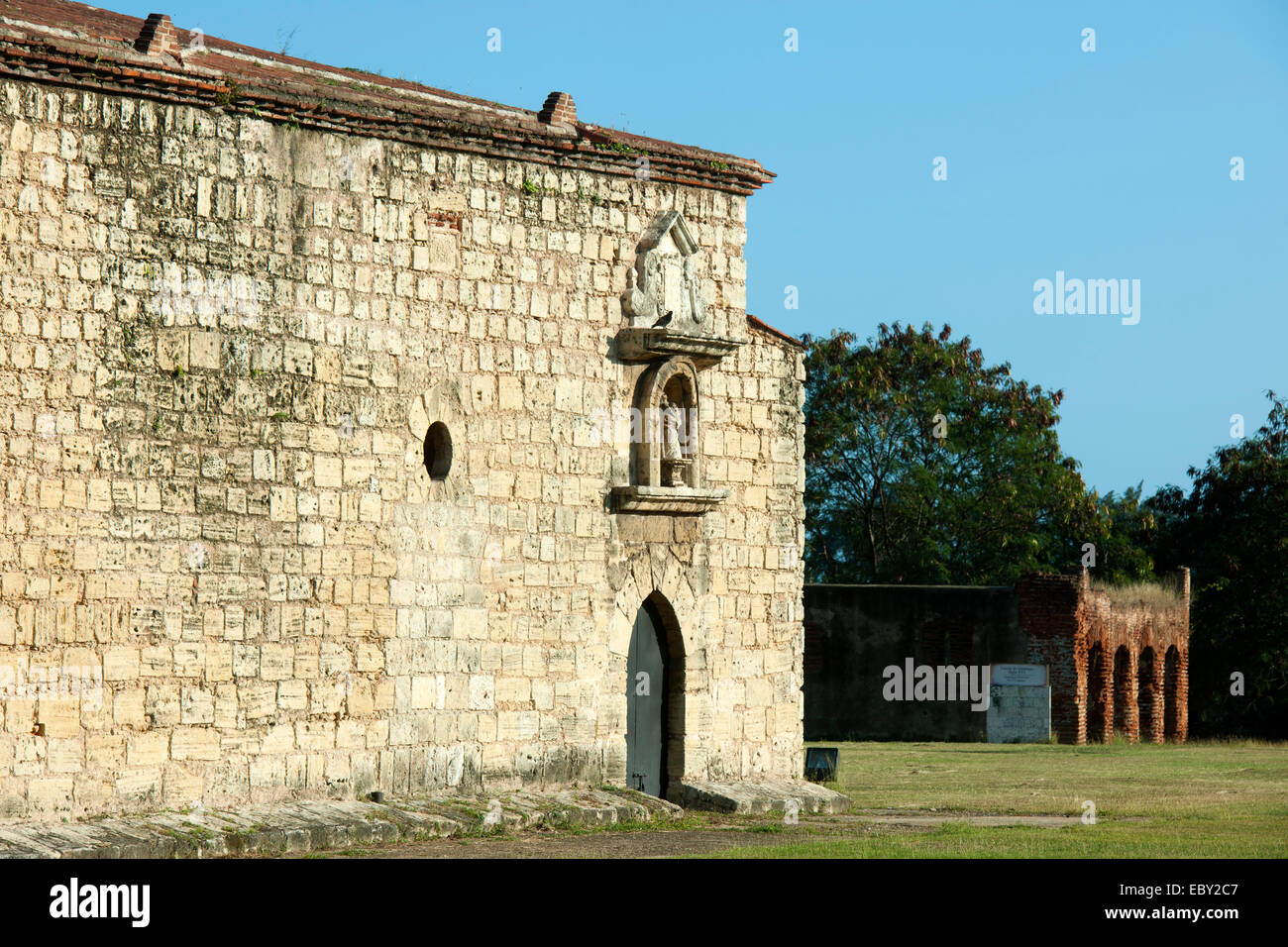 Dominikanische Republik, Santo Domingo, Fortaleza Ozama, figura der Hl. Barbara aus dem 18. Jhd. Über dem Türsturz des Pulverhaus Foto Stock