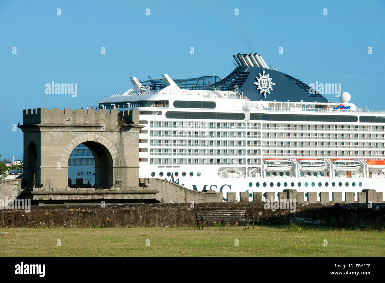 Dominikanische Republik, Santo Domingo, Fortaleza Ozama, Kreuzfahrtschiff im Hafen Foto Stock