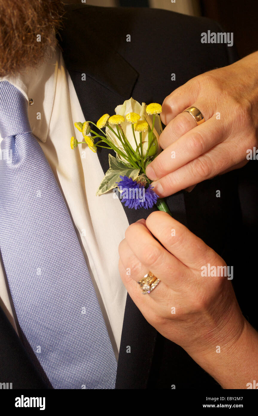 Lo sposo pulsante giallo foro essendo fissa. Foto Stock