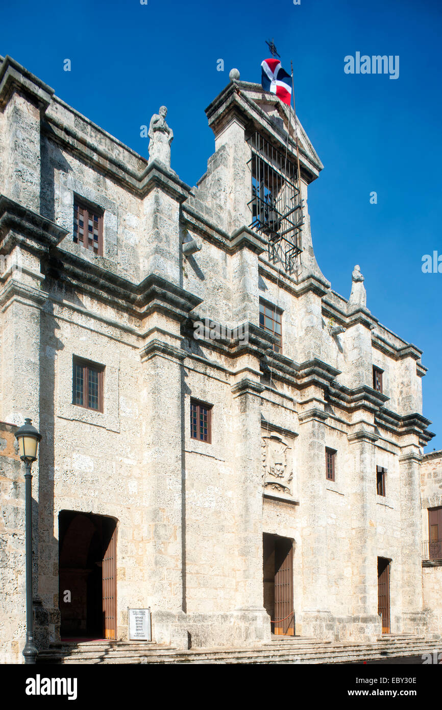 Dominikanische Republik, Santo Domingo, Zona Colonial, Calle Las Damas, ehemalige Jesuitenkirche (Panteon Nacional) Foto Stock