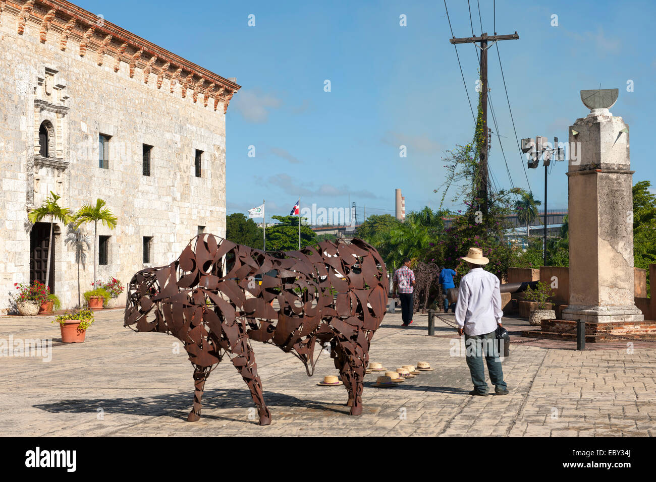 Dominikanische Republik, Santo Domingo, Zona Colonial, Calle Las Damas, Vorplatz des Musei Casas Reales mit Sonnenuhr und eise Foto Stock