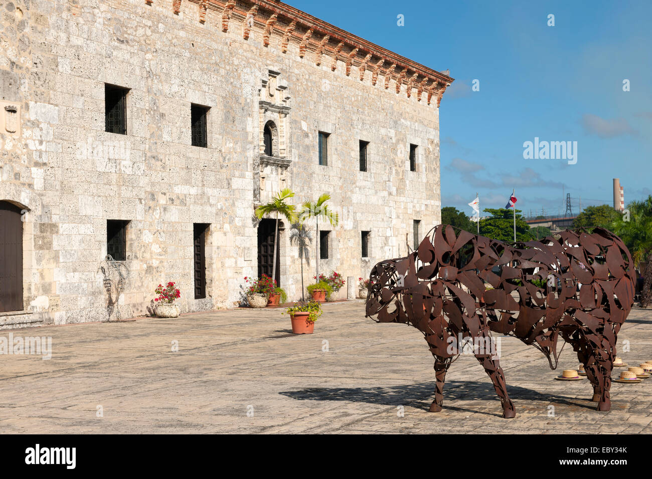 Dominikanische Republik, Santo Domingo, Zona Colonial, Calle Las Damas, Vorplatz des Musei Casas Reales mit eiserner Tierfigur Foto Stock