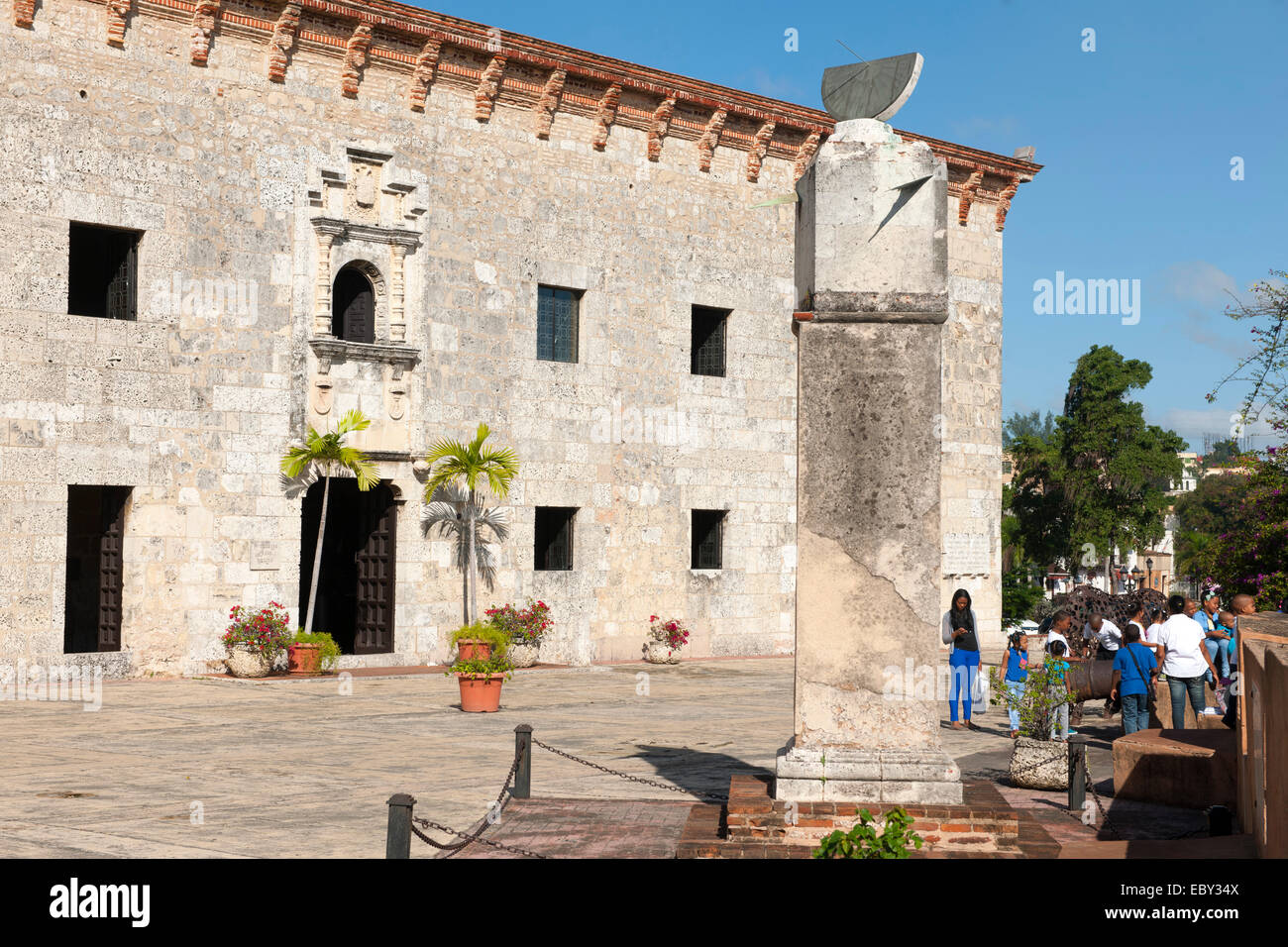 Dominikanische Republik, Santo Domingo, Zona Colonial, Calle Las Damas, Vorplatz des Musei Casas Reales mit Sonnenuhr Foto Stock