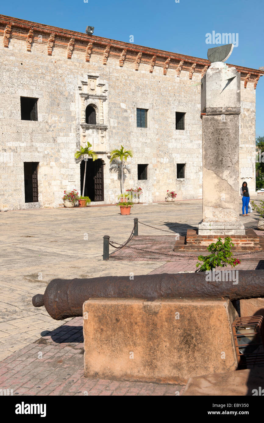 Dominikanische Republik, Santo Domingo, Zona Colonial, Calle Las Damas, Vorplatz des Musei Casas Reales mit Sonnenuhr Foto Stock