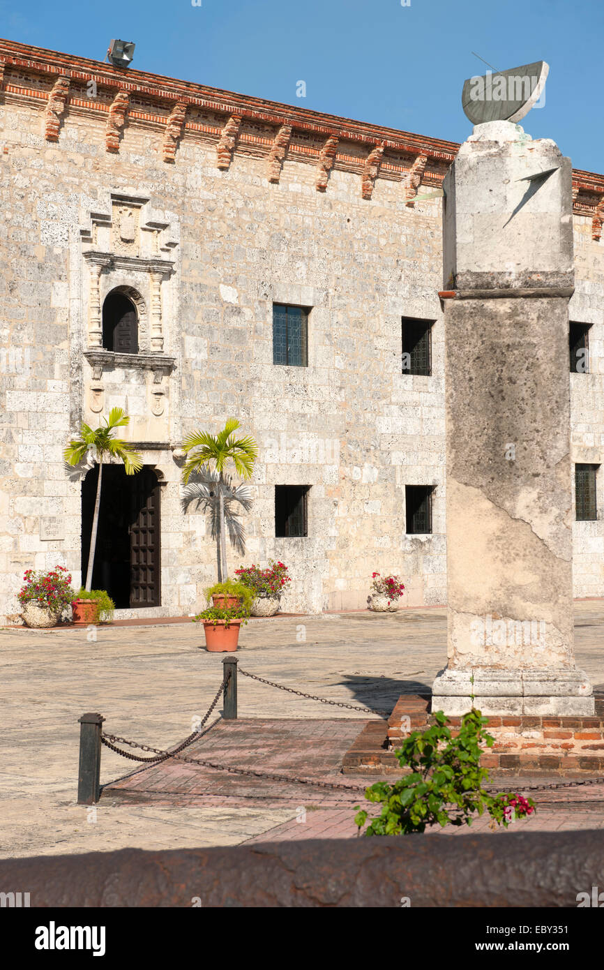 Dominikanische Republik, Santo Domingo, Zona Colonial, Calle Las Damas, Vorplatz des Musei Casas Reales mit Sonnenuhr Foto Stock