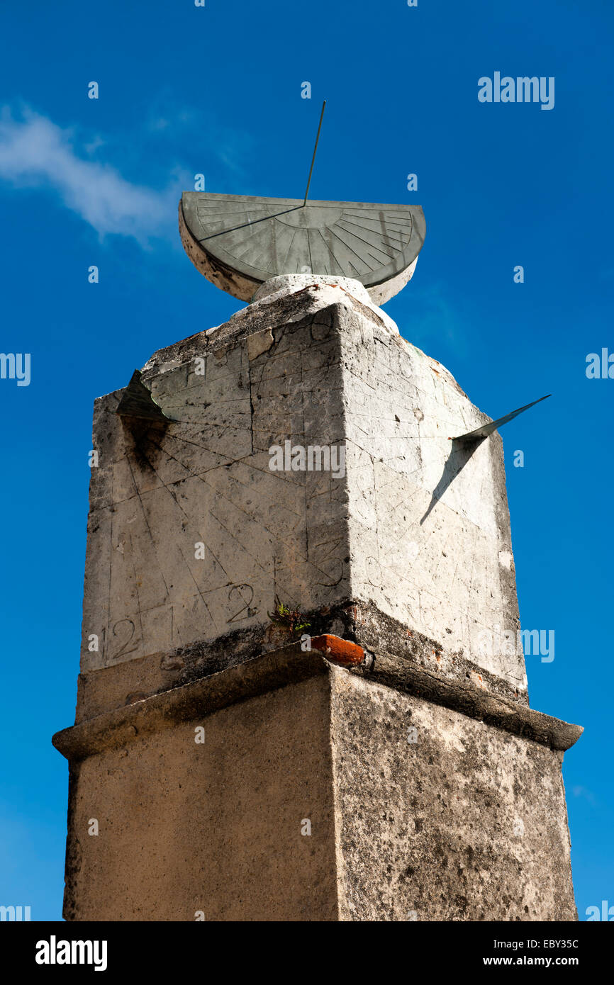 Dominikanische Republik, Santo Domingo, Zona Colonial, Calle Las Damas, Sonnenuhr am Platz vor den Casas Reales Foto Stock