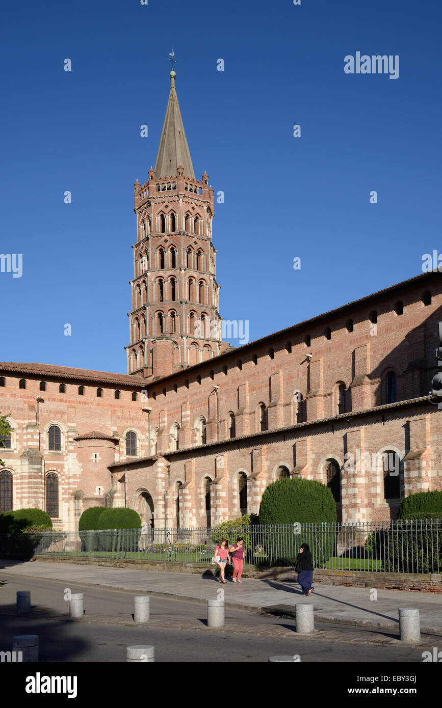 Saint Sernin Basilica romanica o Basilica di Saint-Sernin chiesa (1080-1120) e il campanile in mattoni Chiesa torre o Campanile Toulouse Francia Foto Stock