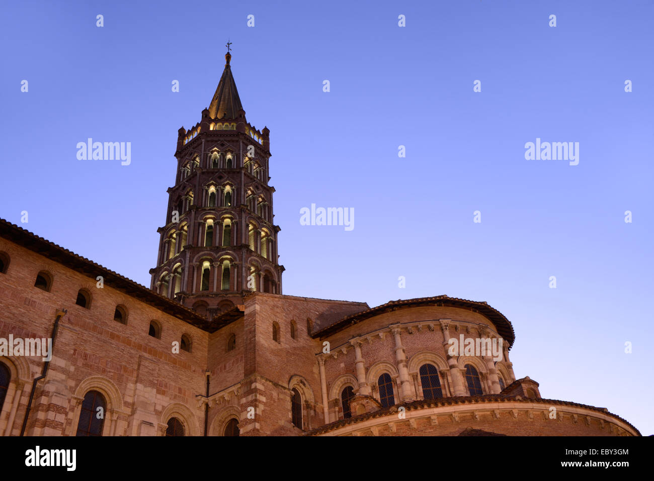 Saint Sernin Basilica romanica o Basilica di Saint-Sernin chiesa (1080-1120) al crepuscolo Toulouse in Francia. Il più importante edificio romanico in Europa. Foto Stock