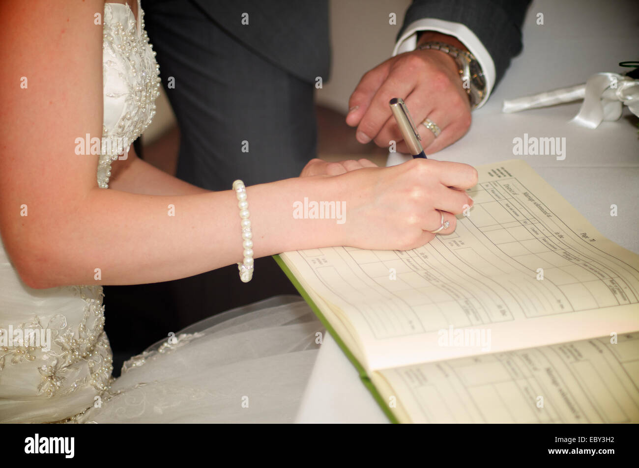 Sposa e lo sposo di firmare il registro di matrimonio Foto Stock