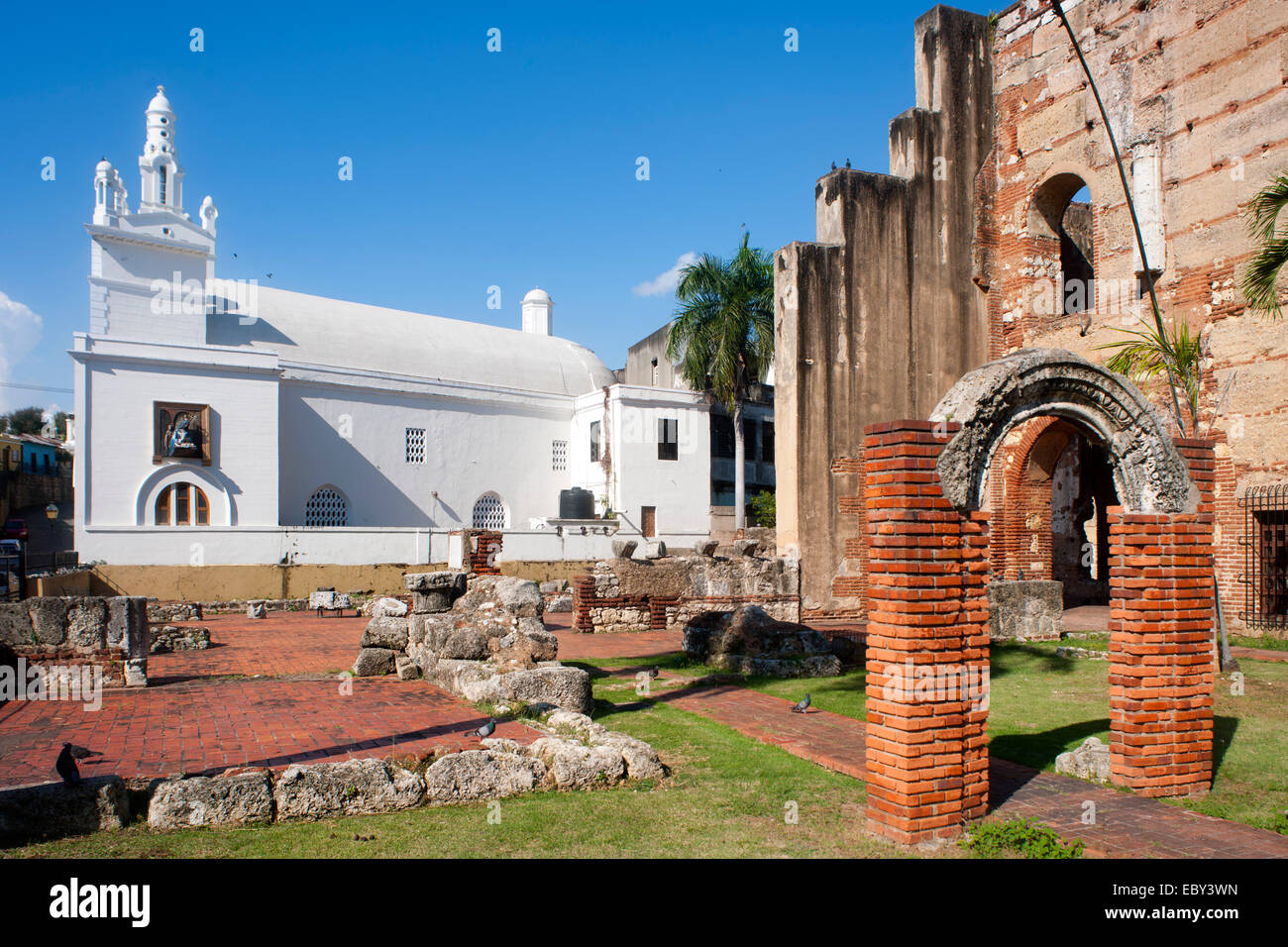 Dominikanische Republik, Santo Domingo, Zona Colonial, Kirche Virgen della Altagrazia an der Kreuzung Calle Hostos / Calle Las M Foto Stock