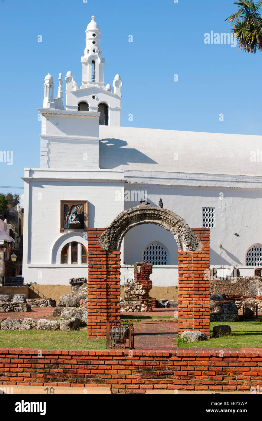 Dominikanische Republik, Santo Domingo, Zona Colonial, Kirche Virgen della Altagrazia an der Kreuzung Calle Hostos / Calle Las M Foto Stock