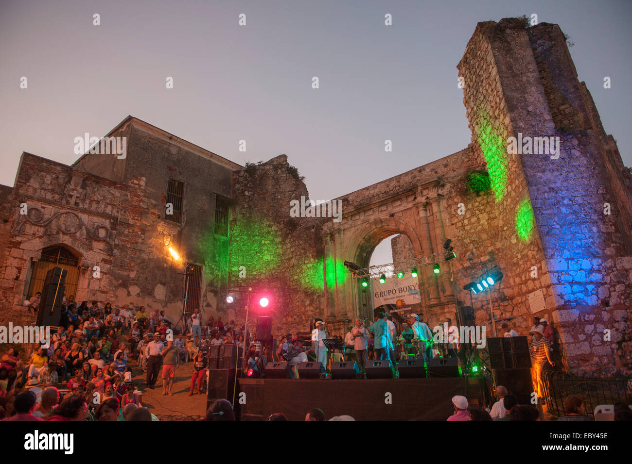 Dominikanische Republik, Santo Domingo, Zona Colonial, Sonntagskonzert vor dem Kloster San Francisco (Convento San Francisco), Foto Stock