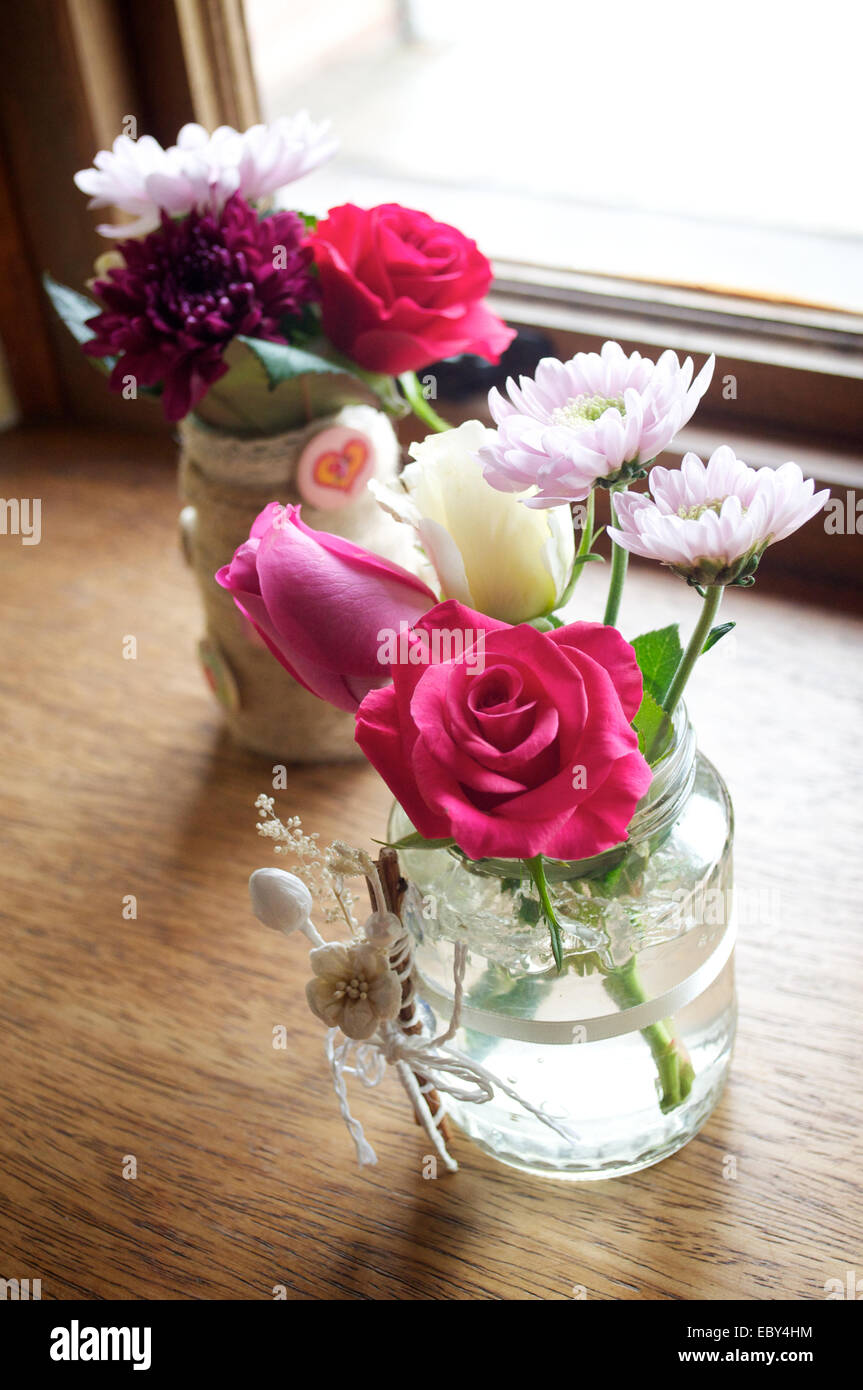 Rosa, Rosso e bianco dei fiori in un vaso piccolo Foto Stock