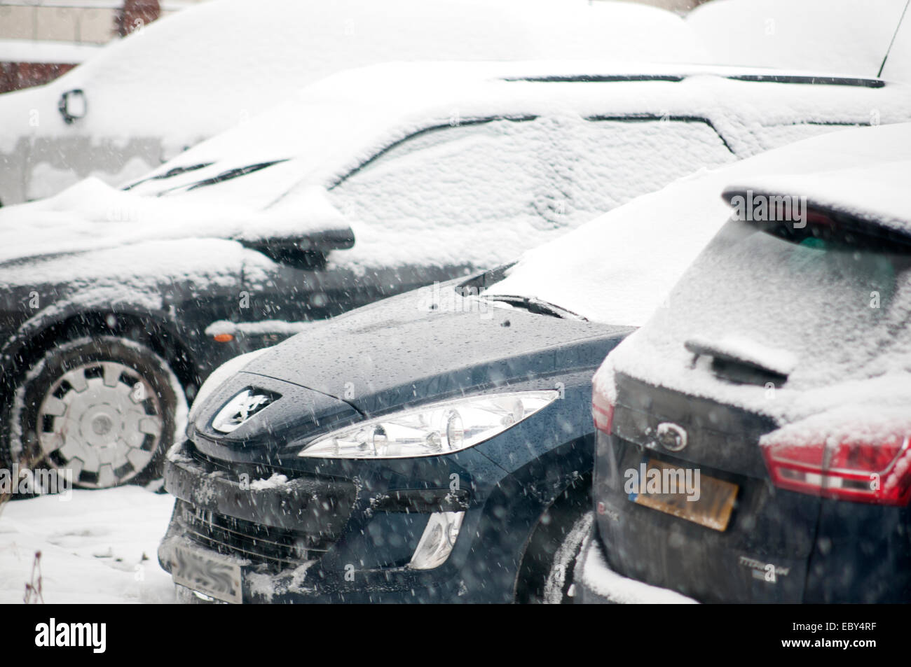 Coperta di neve macchine parcheggiate Foto Stock