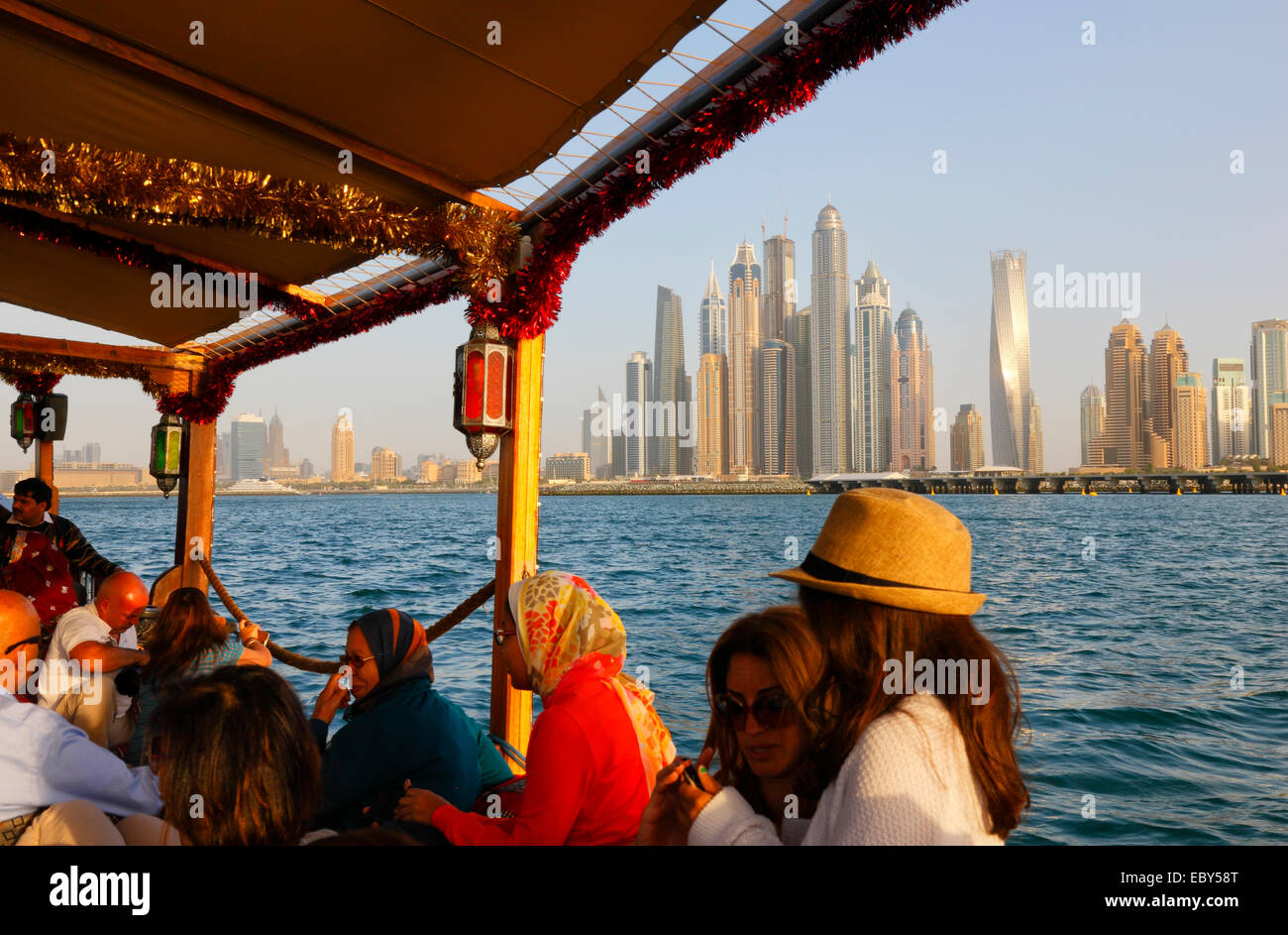 Dubai Marina lungomare. I turisti intorno a vela Dubai Marina. Foto Stock
