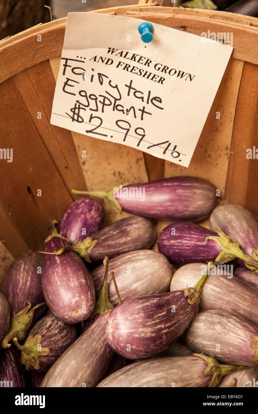Un cestino di melanzana da favola in vendita presso il camminatore di strada Stand, Little Compton, Rhode Island. Foto Stock