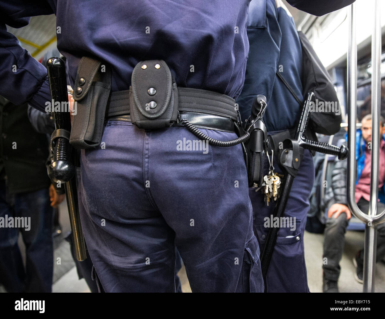 La polizia di trasporto treno metro carrello baton gun Foto Stock