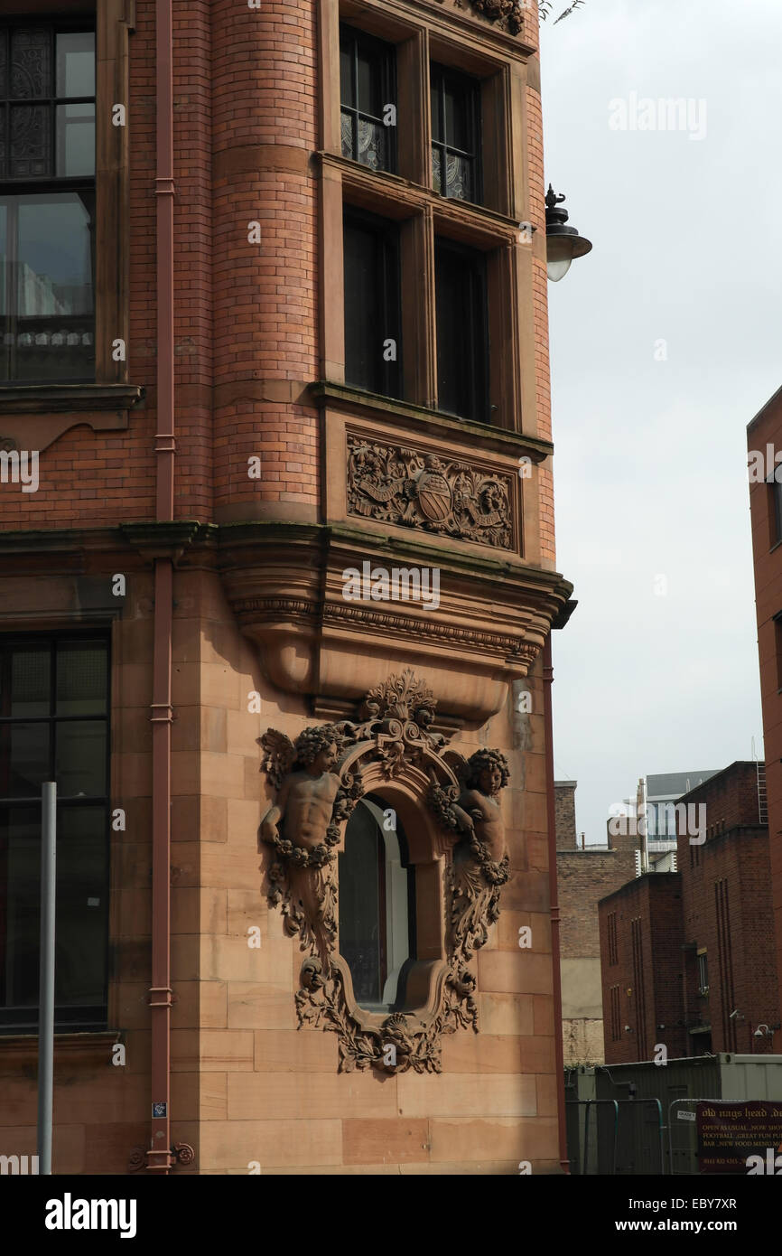 Ritratto Solare pietra arenaria rossa mattoni Eliot House, con finestra ovale sculture cherubino, Deansgate al Jackson's Row, Manchester, Regno Unito Foto Stock