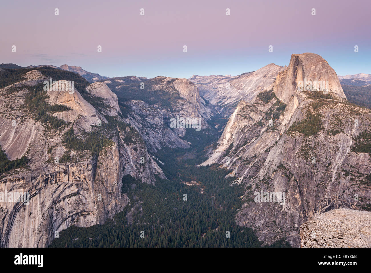 Half Dome e il Parco Nazionale di Yosemite Valley dal punto ghiacciaio, California, Stati Uniti d'America. In autunno (ottobre) 2013. Foto Stock