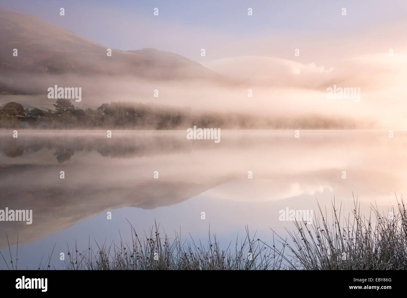Foschia mattutina su Loweswater nel distretto del lago, Cumbria, Inghilterra. In autunno (Novembre) 2013. Foto Stock