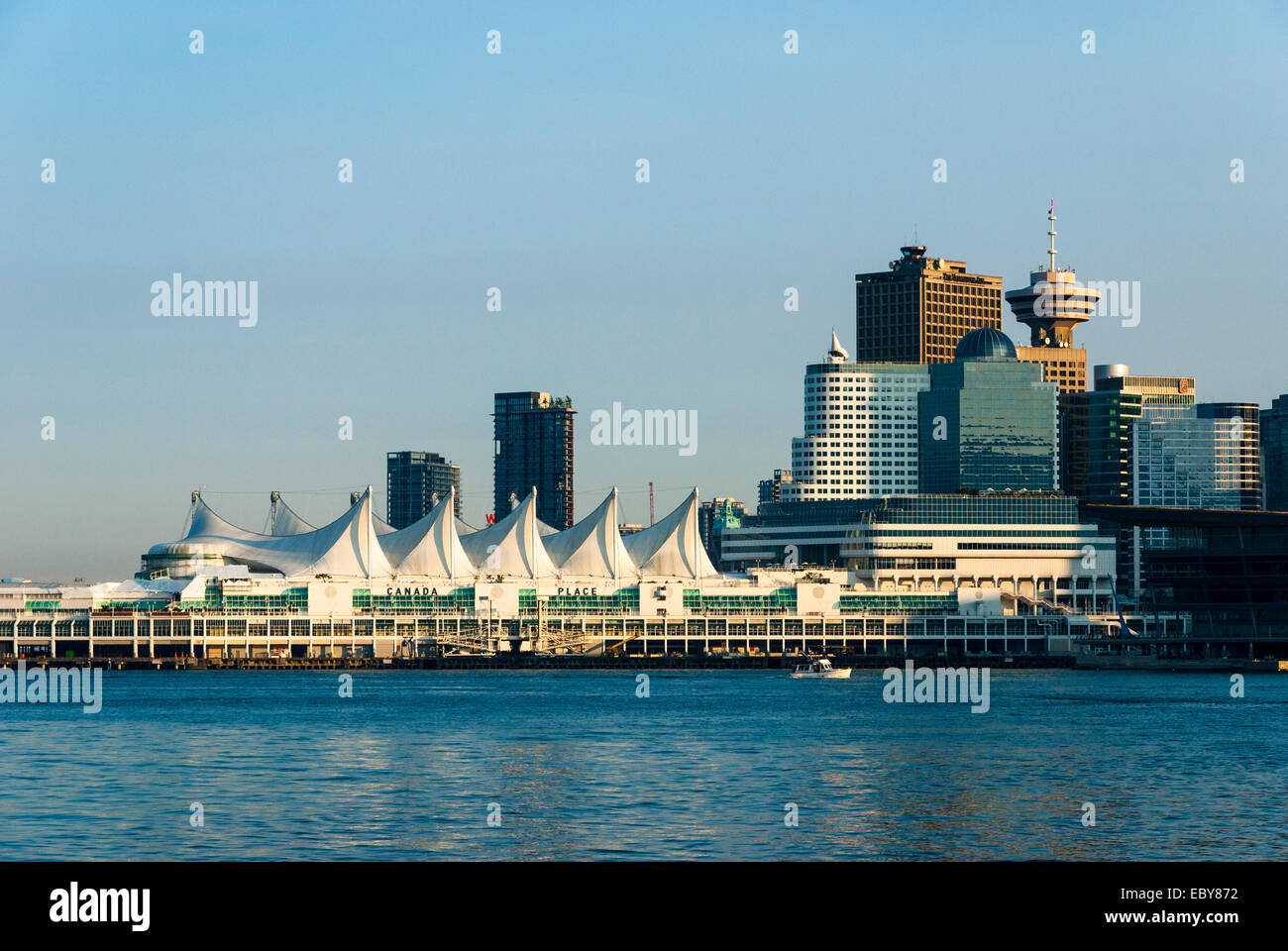 Vista sul Canada Place, centro del porto e dello skyline della città da Stanley Park. Vancouver, BC, Canada. Foto Stock