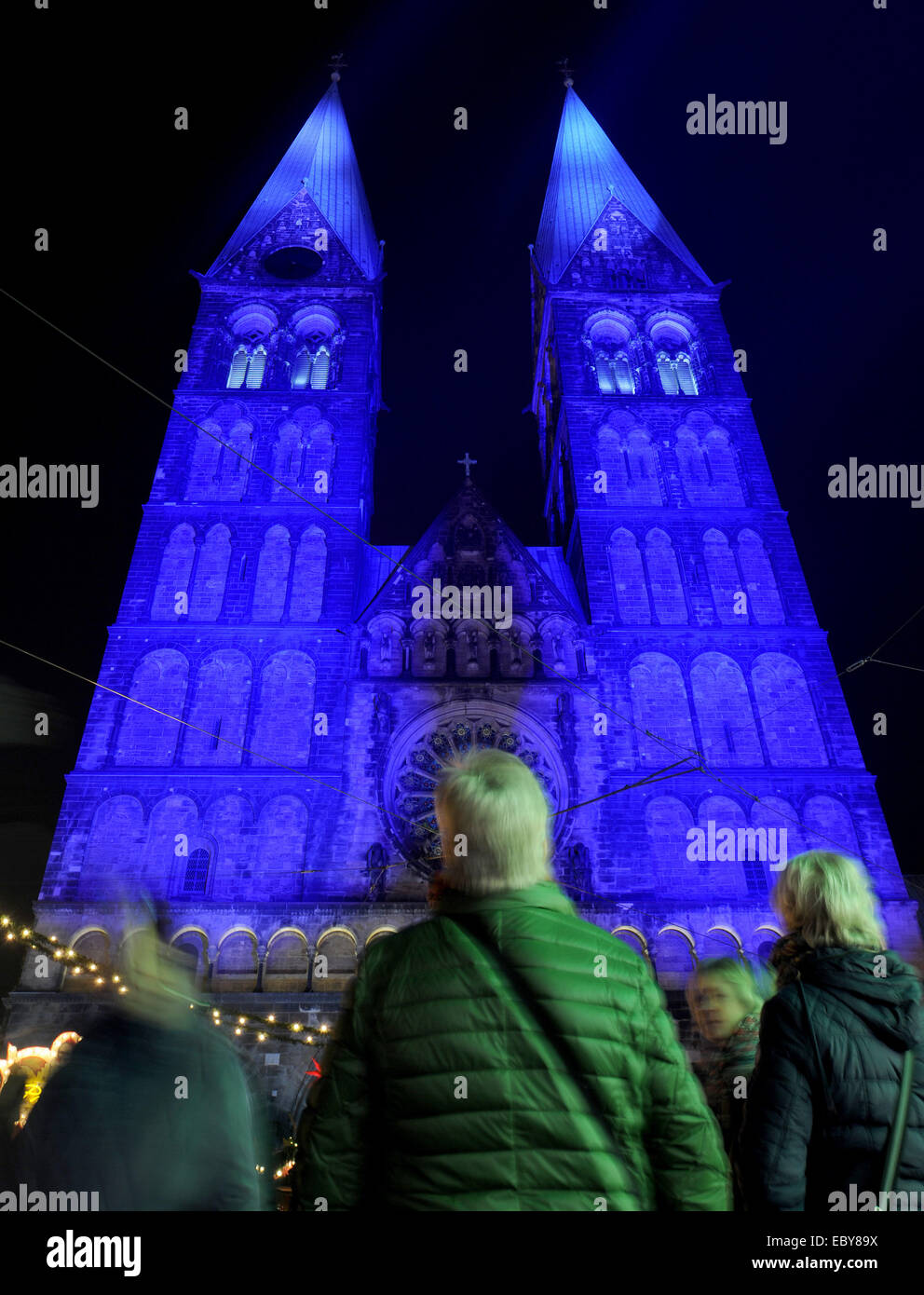 Die beiden Türme des San-Petri-Doms in Bremen erstrahlen am 05.12.2014 zum Weihnachtsmarkt auf dem historischen Marktplatz. Mit der kombinierten Lichter- und Lasershow soll sich der Dom in die vorweihnachtliche Stimmung der Innenstadt einfügen. Foto: Ingo Wagner/dpa (c) dpa - Bildfunk Foto Stock