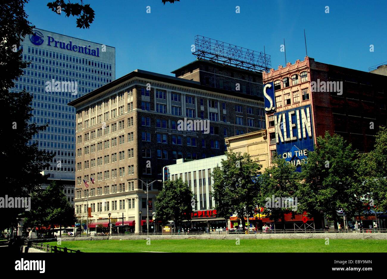 NEWARK, NEW JERSEY: Broad Street edifici e negozi su Broad Street che si vede attraverso il verde al Parco Militare Foto Stock
