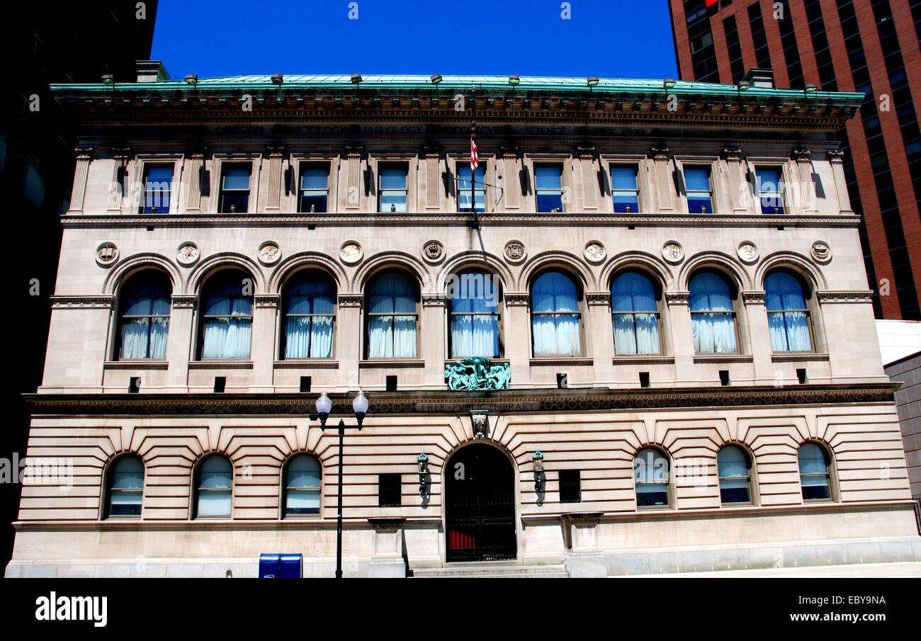 NEWARK, NEW JERSEY: lo stile rinascimentale italiano Newark Public Library in Washington Street Foto Stock
