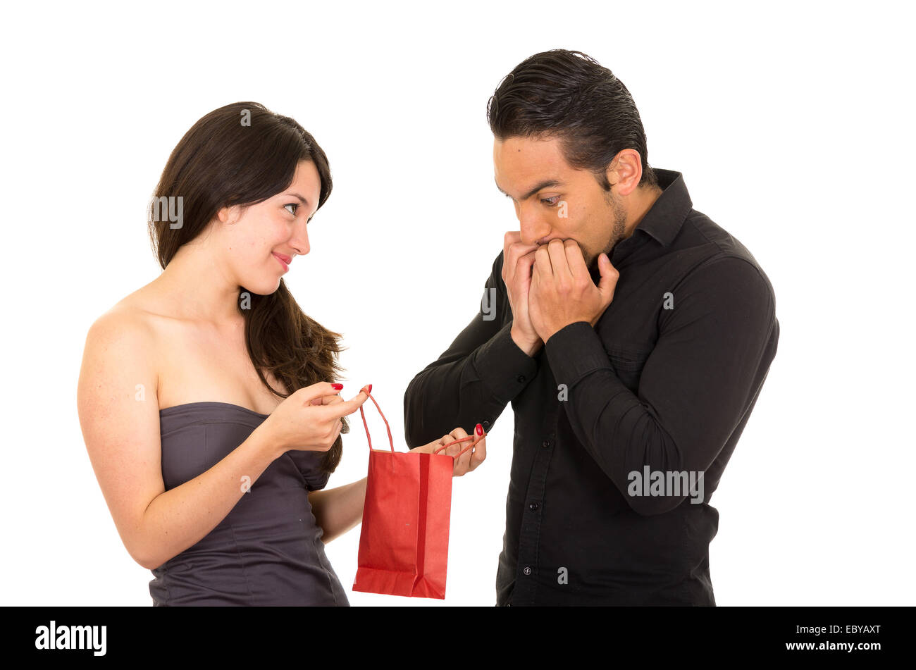 Ragazza sorprese fidanzato con un regalo Foto Stock