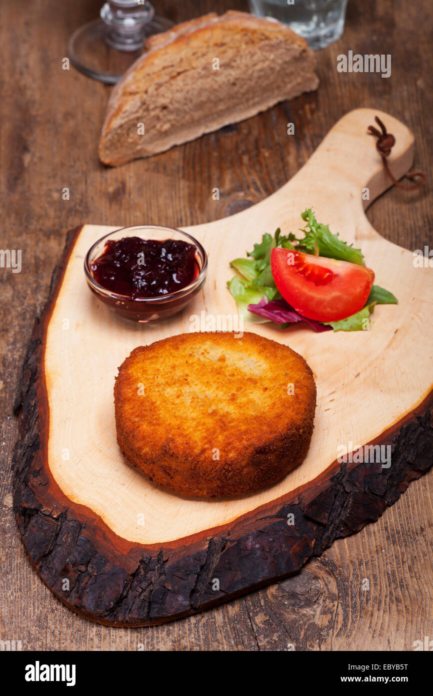 Camembert al forno su una tavola di legno Foto Stock