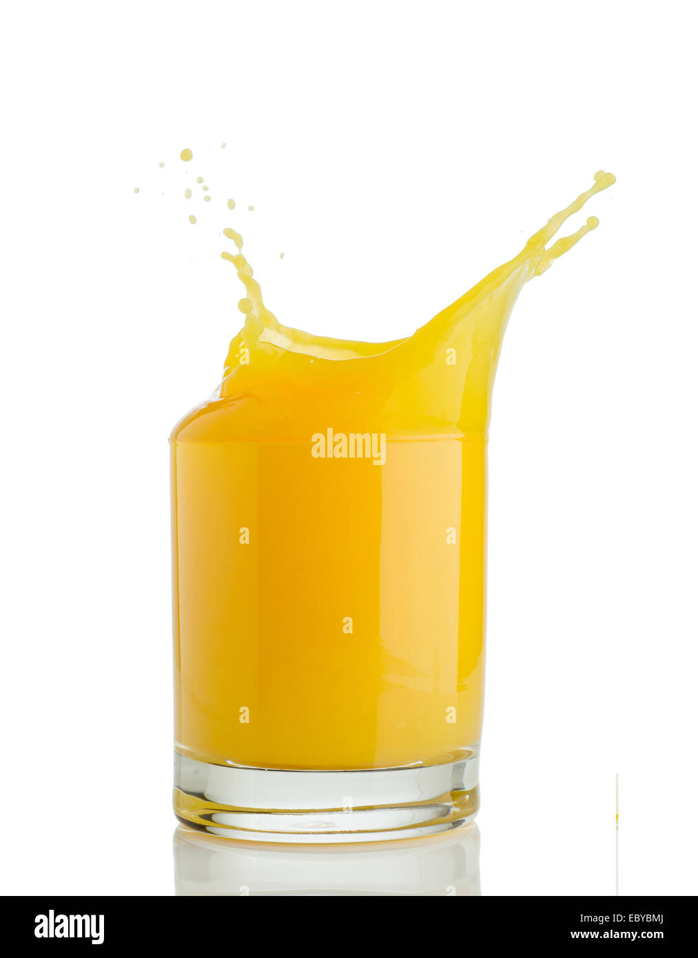 Succo di arancia splash isolato su bianco Foto Stock
