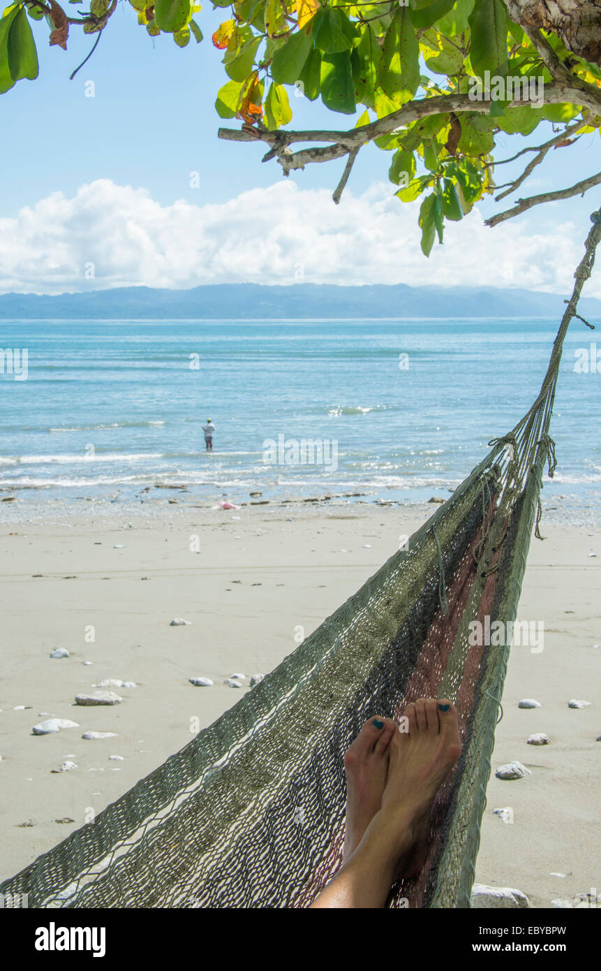 Una donna in una amaca in Costa Rica Foto Stock