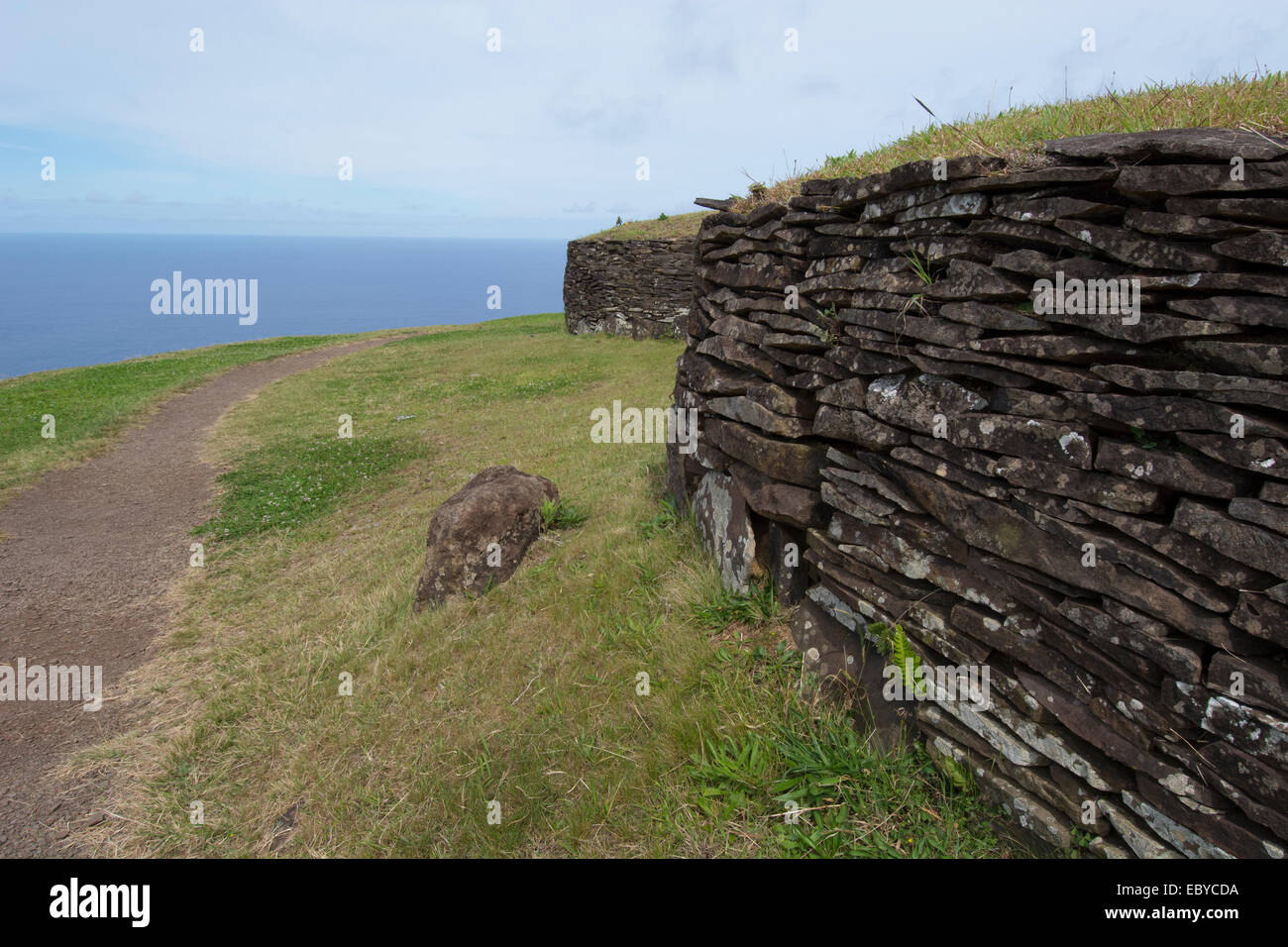 Isola di Pasqua aka Rapa Nui, Orongo, Parco Nazionale di Rapa Nui, UNESCO. Ruderi di pietra del villaggio cerimoniale di Orongo. Foto Stock