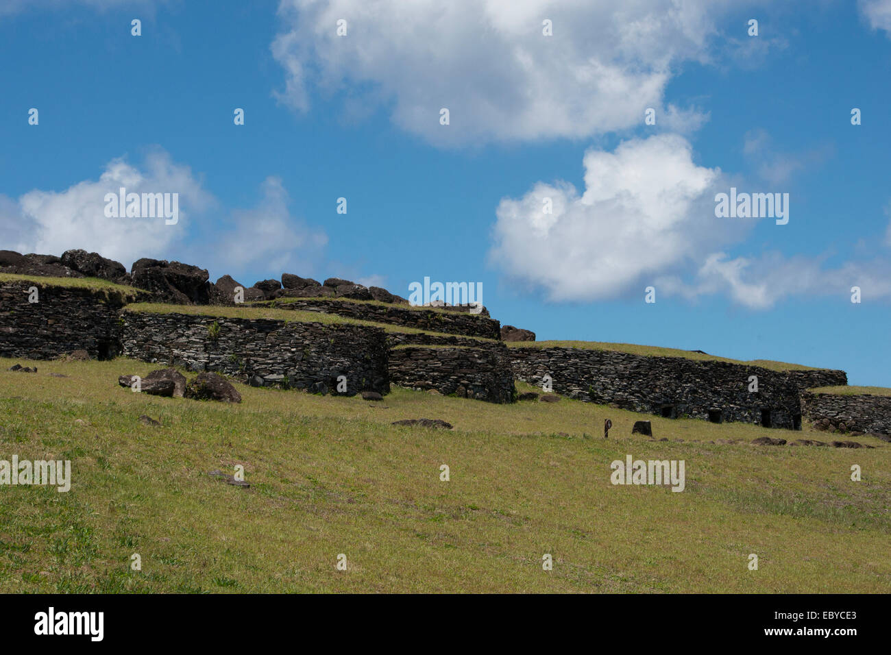 Isola di Pasqua aka Rapa Nui, Orongo, Parco Nazionale di Rapa Nui, UNESCO. Ruderi di pietra del villaggio cerimoniale di Orongo. Foto Stock