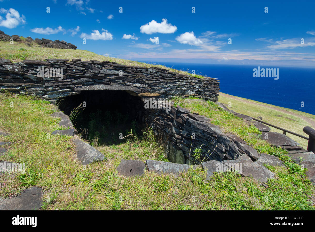 Isola di Pasqua aka Rapa Nui, Orongo, Rapa Nui NP, UNESCO. Ruderi di pietra del villaggio cerimoniale di Orongo. Foto Stock