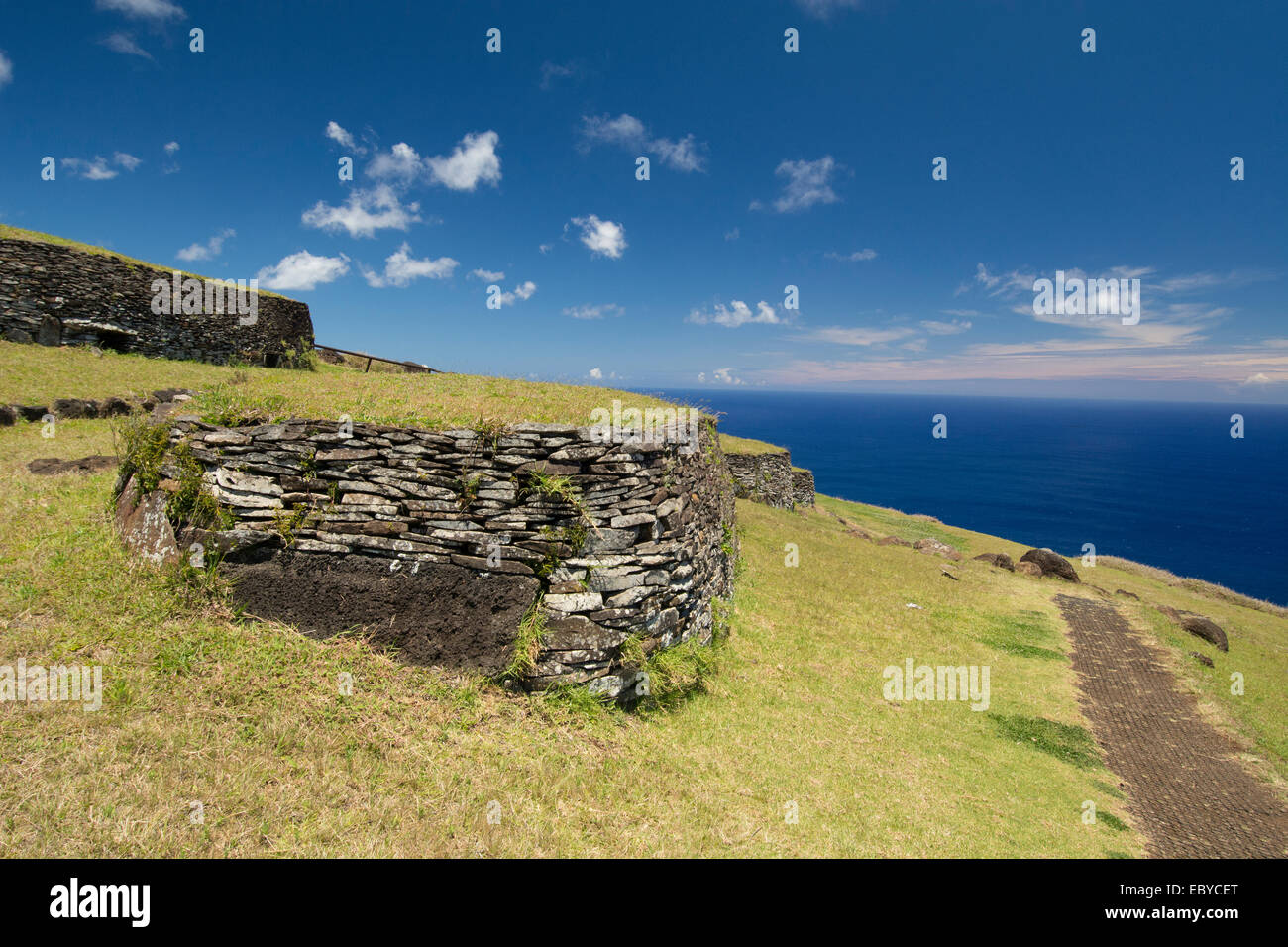 Isola di Pasqua aka Rapa Nui, Orongo, Parco Nazionale di Rapa Nui, UNESCO. Ruderi di pietra del villaggio cerimoniale di Orongo. Foto Stock
