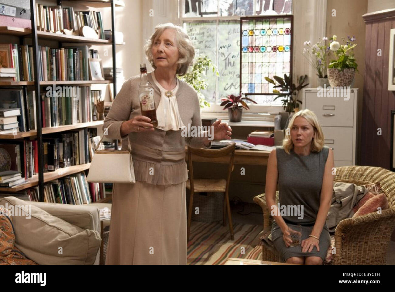 Incontrerete un TALL DARK STRANGER 2010 MediaPro film con Naomi Watts a destra e Gemma Jones Foto Stock