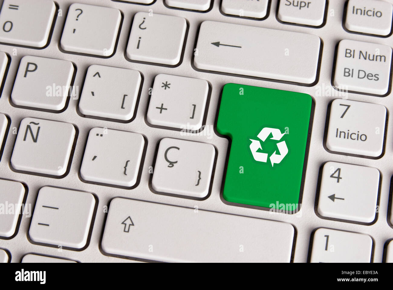 Tastiera spagnola con il concetto di ecologia riciclare icona di simbolo su sfondo verde pulsante. Immagine con tracciato di ritaglio per una facile sostituzione Foto Stock