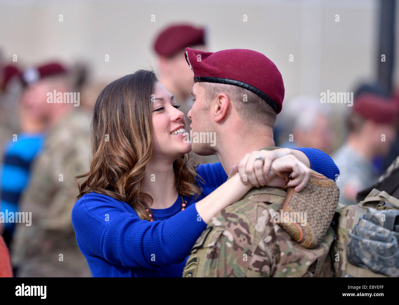 Fort Bragg, STATI UNITI D'AMERICA. 5 Dic 2014. Paracadutista bianco Kory abbracci la moglie Kaci dopo il ritorno dall' Afghanistan a Fort Bragg, North Carolina, Stati Uniti, Dicembre 5, 2014. Circa 100 i paracadutisti sono arrivati a casa dopo che viene dispiegato in Afghanistan per 11 mesi. Credito: Yin Bogu/Xinhua/Alamy Live News Foto Stock